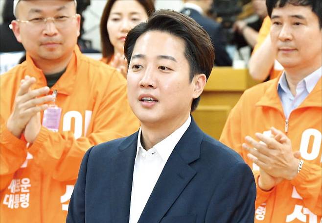 이준석 개혁신당 대선 후보가 3일 국회 의원회관 개표상황실에서 낙선 인사를 하고 있다.  강은구 기자