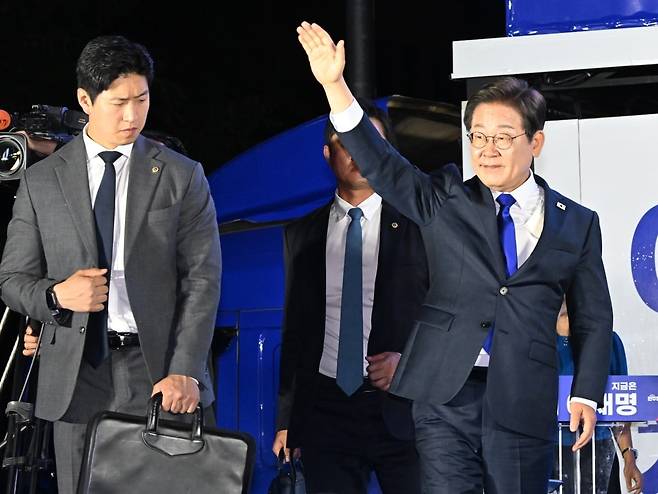 제21대 대통령 당선이 확실시되는 더불어민주당 이재명 대선 후보가 4일 서울 여의도 국회 인근에서 당 주최로 열린 국민개표방송 행사에 참석해 시민들을 향해 인사하고 있다. 사진=연합뉴스