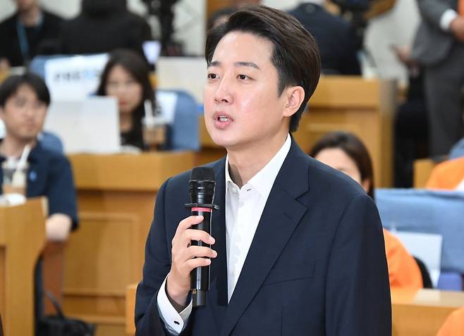 이준석 개혁신당 대선 후보가 3일 서울 여의도 의원회관에 마련된 개표상황실에 방문해 낙선 인사를 하고 있다. / 사진=강은구 기자