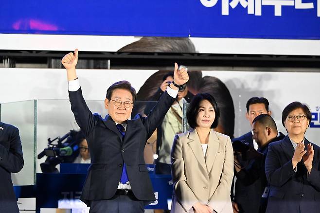 이재명 제21대 대통령 당선인이 4일 서울 여의도 국회 앞에서 지지자들의 환호에 손을 들어 화답하고 있다. 강은구 기자