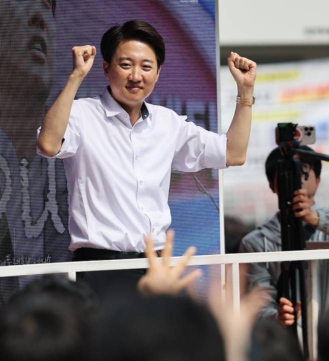 이준석 개혁신당 대통령 후보가 제21대 대통령 선거를 사흘 앞둔 31일 오후 경기 안양시 평촌로데오거리에서 열린 유세에서 막판 지지를 호소하고 있다. /뉴스1