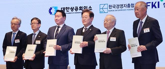 이재명 더불어민주당 대선 후보가 5월 8일 오전 서울 중구 대한상공회의소에서 열린 경제5단체장과 간담회에 참석해 정책제언집을 들고 함께 기념사진을 찍고 있다. (왼쪽부터)최진식 한국중견기업연합회 회장, 윤진식 한국무역협회 회장, 최태원 대한상공회의소 회장, 이 후보, 손경식 한국경영자총협회 회장, 류진 한국경제인연합회 회장. 사진=강은구 한국경제신문 기자