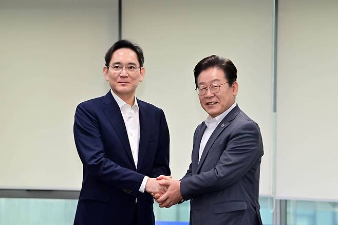 이재명 대통령이 대선 출마 전인 3월 20일 이재용 삼성전자 회장과 사피(SSAFY·삼성청년소프트웨어 )아카데미에서 악수를 나누고 있다. 사진=강은구 한국경제신문 기자