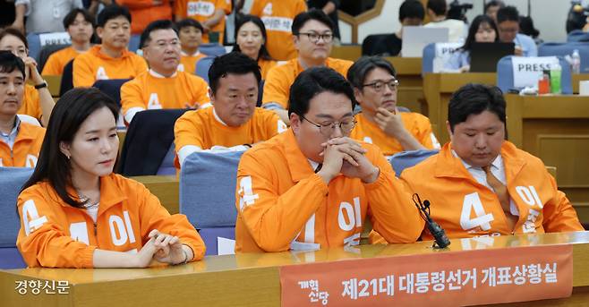 낙담 천하람 개혁신당 상임선거대책위원장(앞줄 가운데)이 3일 국회 의원회관 개표상황실에서 방송 3사 출구조사 결과 발표를 보고 눈을 감고 있다. 성동훈 기자