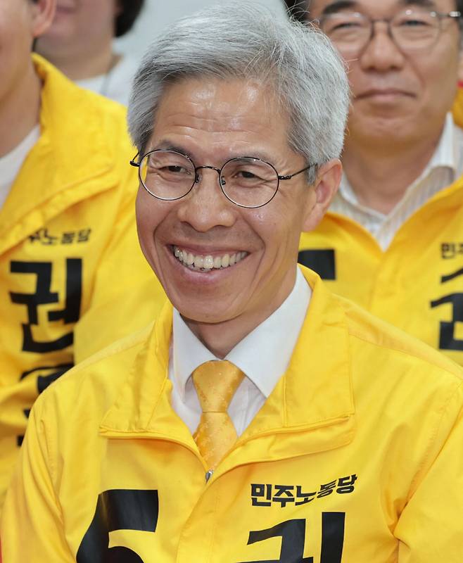 권영국 민주노동당 대선 후보가 3일 서울 구로구 민주노동당 당사에서 제21대 대통령 선거 출구조사 결과를 지켜보고 있다. 연합뉴스