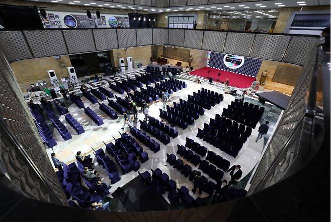 제21대 대통령 선거일인 3일 국회 로텐더홀에서 관계자들이 다음날 열릴 대통령 취임식 준비를 하고 있다. 박민규 선임기자