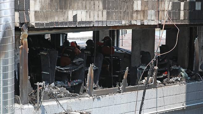 3일 화재가 발생한 서울 중구 신당동의 한 봉제공장에서 소방 관계자들이 현장 조사를 하고 있다. 정효진 기자