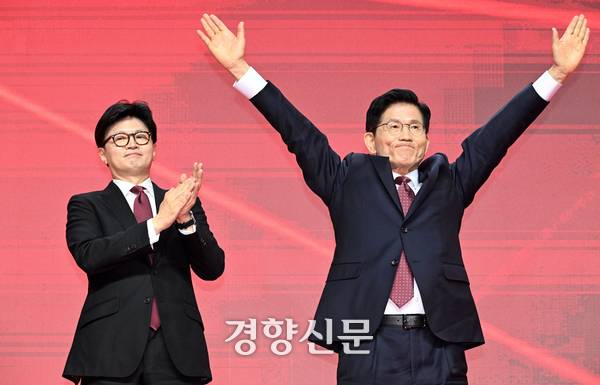 김문수 국민의힘 대선 후보가 지난달 3일 경기 일산 킨텍스에서 열린 제5차 전당대회에서 최종 후보로 확정된 뒤 기뻐하고 있다. 박민규 선임기자