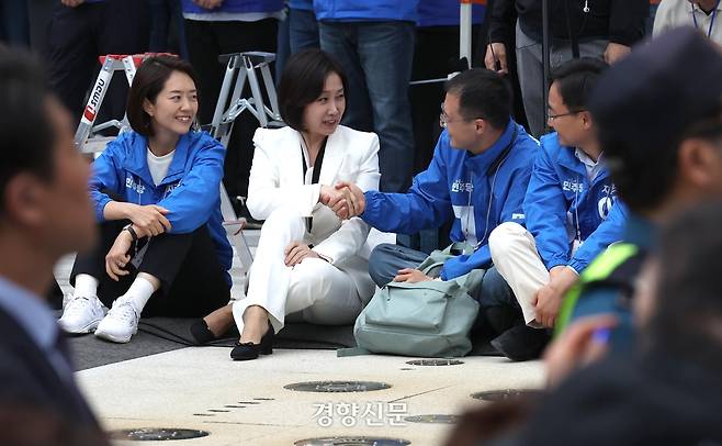 이재명 더불어민주당 대선 후보 지지를 선언한 허은아 전 개혁신당 대표와 김상욱 민주당 의원이 지난달 19일 서울 영등포구 여의도 타임스퀘어 앞에서 열린 이 후보 유세에서 악수하고 있다. 박민규 선임기자