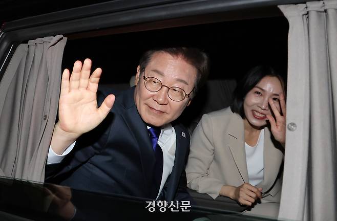 이재명 대통령과 김혜경 여사가 4일 여의도 국회앞에서 국민개표방송을 마치고 차에서 손인사를 하며 떠나고 있다.  박민규 선임기자