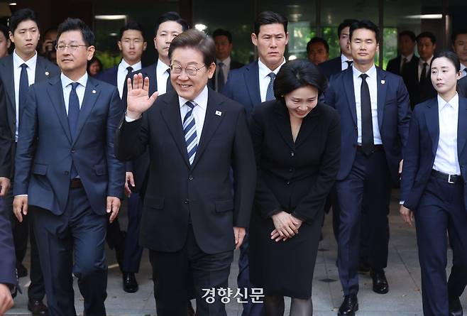 이재명 대통령과 김혜경 여사가 4일 인천 계양구 사저를 출발하며 주민과 인사하고 있다.  대통령실사진기자단