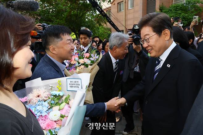 이재명 대통령이 4일 오전 인천 계양구 자택앞에서 주민들과 인사하고 있다. 대통령실사진기자단