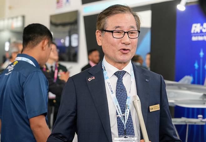 강구영 한국항공우주산업(KAI) 사장이 지난달 21일(현지시간) 말레이시아 랑카위에서 열린 방산전시회에서 국방부 공동취재단과 인터뷰하고 있다. 한국항공우주산업 제공
