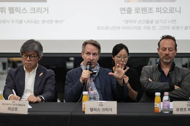 펠릭스 크리거 지휘자가 지난 2일 서울 서초구 예술의전당 N스튜디오에서 열린 국립오페라단 2025 정기공연 ‘세 개의 오렌지에 대한 사랑’ 기자간담회에서 인사말을 하고 있다. 연합뉴스