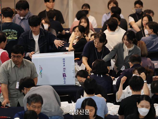 제21대 대통령 선거일인 지난 3일 서울 서대문구 명지전문대 체육관에 마련된 개표소에서 개표가 진행되고 있다. 이준헌 기자