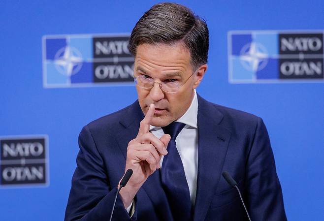 4일 마르크 뤼터 북대서양조약기구(NATO) 사무총장이 나토 본부에서 언론 브리핑을 하고 있다. EPA연합뉴스