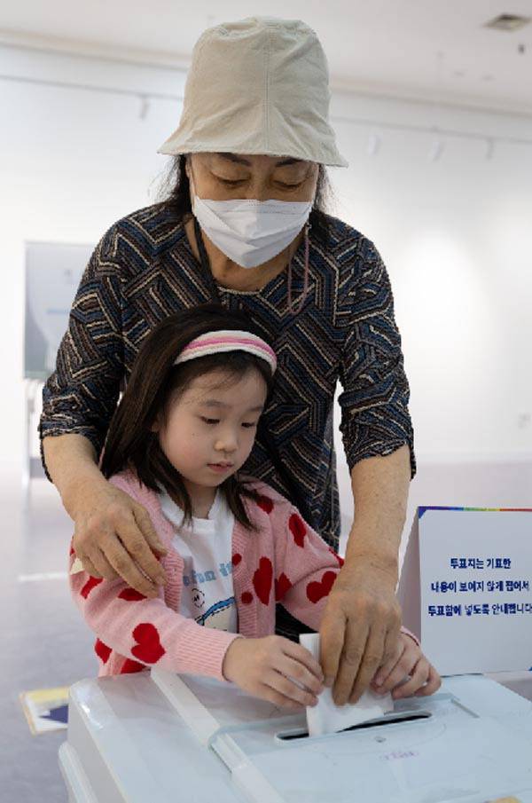 부암1동 제4투표소에서 어린 아이와 함께 소중한 한 표를 행사하는 유권자. 전민철 기자 jmc@kookje.co.kr