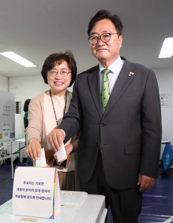 우원식 국회의장이 제21대 대통령선거 투표일인 지난 3일 서울 노원구 한청경로당에 마련된 하계1동제4투표소에서 투표함에 투표용지를 넣고 있다. 국회의장실 제공