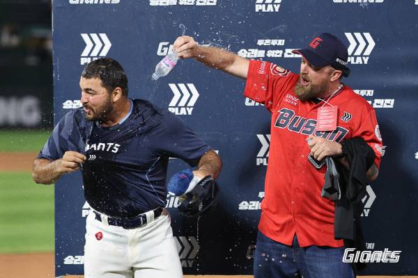 롯데 자이언츠 새 외국인 투수 알렉 감보아가 지난 3일 KBO 첫 선발승을 따낸 뒤 형으로부터 축하를 받고 있다. 롯데 자이언츠 제공