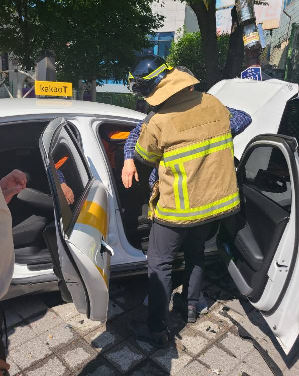 4일 오후 부산 도시철도 1호선 신장림역 4번 출구 앞에서 택시가 인도로 돌진하는 사고가 일어났다. 사진은 사고 현장. 부산소방재난본부 제공