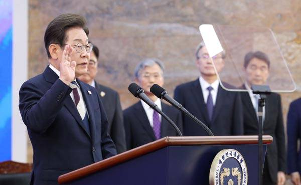 이재명 대통령이 4일 국회에서 열린 제21대 대통령 취임선서식에서 취임 선서를 하고 있다.  김정록 기자 ilro12@kookje.co.kr