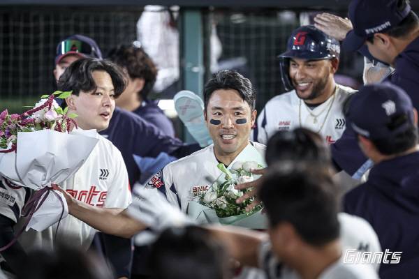 4일 부산 사직구장에서 열린 키움과 3연전 두 번째 경기에서 롯데 전준우가 통산 2000안타를 기록한 뒤 축하를 받고 있다. 롯데 자이언츠 제공
