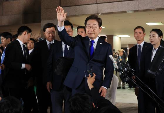 Lee Jae-myung speaks outside his home in Incheon after all three major Korean broadcasters declare him the winner of the 2025 Korean presidential election on June 3 in Icheon.  [YONHAP]
