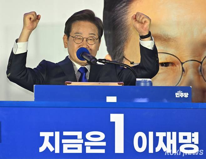 이재명 더불어민주당 대선 후보가 4일 새벽 서울 여의도 국회 앞 대로에 마련된 더불어민주당 개표방송 행사장에서 수락연설을 하고 있다. 유희태 기자