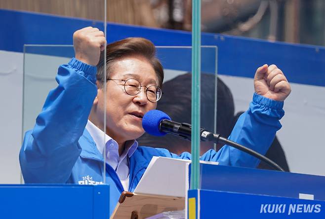 이재명 더불어민주당 대선 후보(현 대통령)가 21일 인천 남동구 구월 로데오광장에서 열린 집중유세에서 주먹을 쥐어보이고 있다.