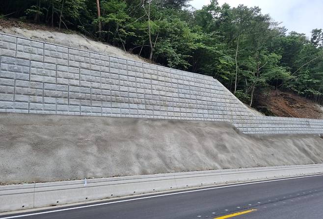 충북 보은군 콘크리트 비탈면. 한국지질자원연구원