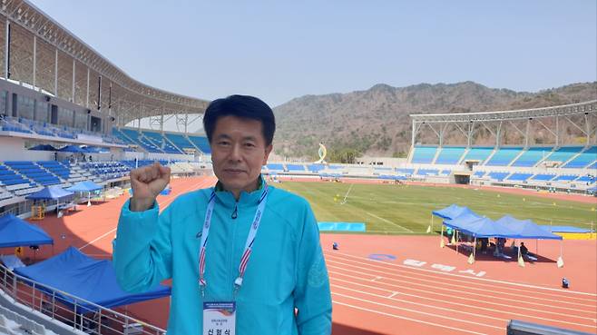 신형식 김해시육상연맹회장이 지난 3월 전국실업육상대회 개최를 앞두고 주 무대인 김해종합운동장을 둘러보고 있다