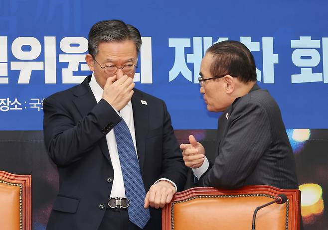 지난해 12월 국회에서 열린 더불어민주당 내란극복·국정안정특별위원회 1차 회의에 참석한 정성호(왼쪽), 위성락 의원이 대화하고 있다. 연합뉴스