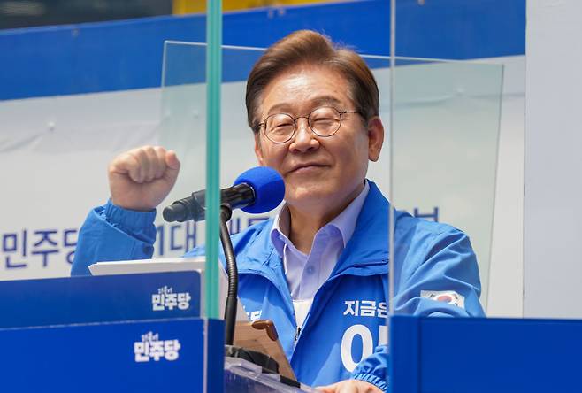 이재명 더불어민주당 대선 후보(현 대통령)가 21일 인천 남동구 구월 로데오광장에서 열린 집중유세에 참석해 발언하고 있다.