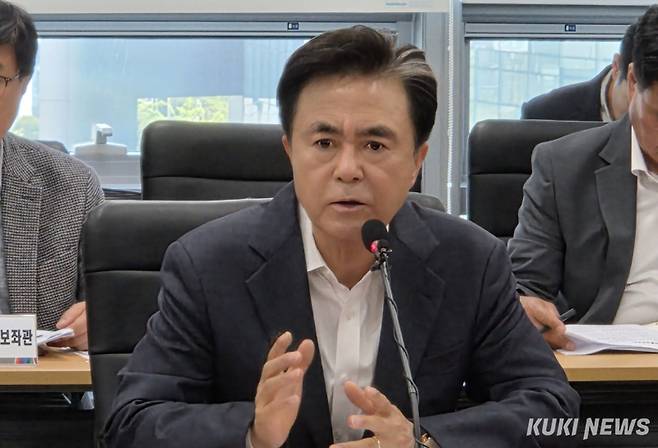 김태흠 충남지사는 4일 도청 중회의실에서 열린 실국원장회의에서 "새정부에서도 흔들림 없이 우리 일을 하자"고 당부하고 있다. 사진=홍석원 기자