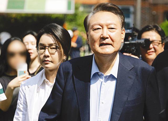 윤석열 전 대통령과 김건희 여사가 제21대 대통령 선거일인 3일 서울 서초구 원명초등학교에 마련된 서초4동 제3투표소에서 투표를 마친 뒤 이동하고 있다. 연합뉴스