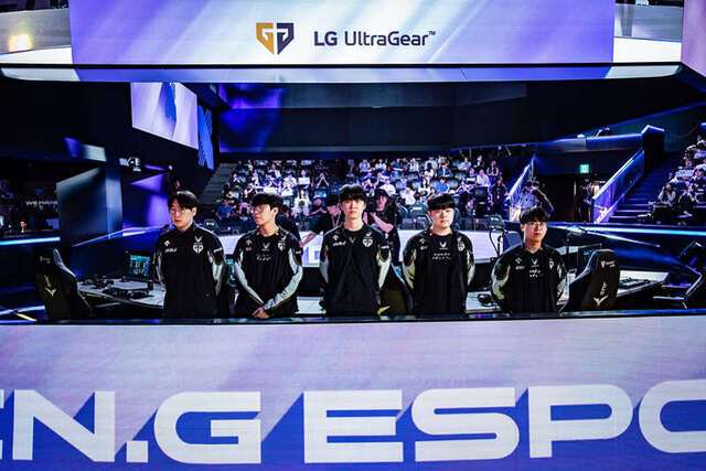 2025 LCK 정규 시즌 2라운드까지 18연승을 달린 젠지 선수단(위와 아래 왼쪽 사진). ‘쵸비’ 정지훈(오른쪽 아래)이 일등 공신으로 꼽힌다. LCK 제공