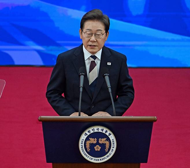 이재명 대통령이 4일 서울 여의도 국회에서 열린 제21대 대통령 취임선서식에서 취임 연설을 하고 있다. 연합뉴스