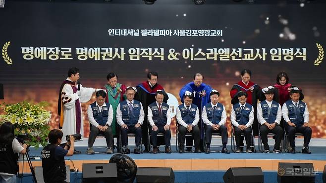 박영민(왼쪽) 서울김포영광교회 목사가 지난 1일 경기도 김포 예배당에서 임직자들 머리에 손을 얹고 기도하고 있다. 서울김포영광교회 제공