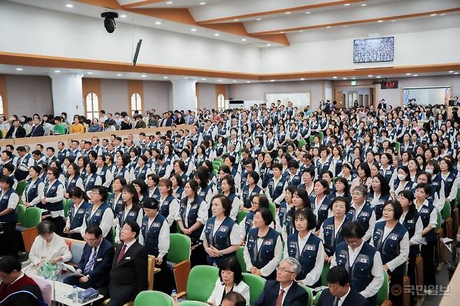 서울김포영광교회 임직자들이 지난 1일 경기도 김포 예배당에서 진행된 임직식에서 '선교사 조끼'를 착용하고 행사에 임했다. 서울김포영광교회 제공