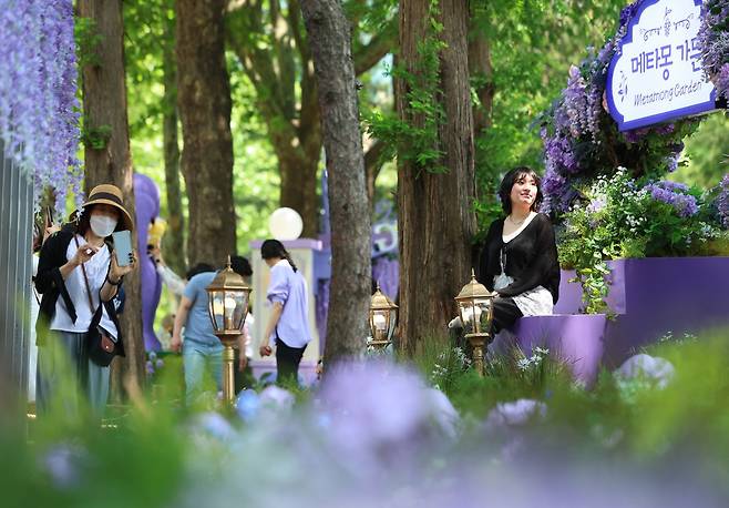 지난달 22일 서울 동작구 보라매공원에서 열린 2025 서울국제정원박람회를 찾은 시민이 기념촬영을 하고 있다. 연합뉴스