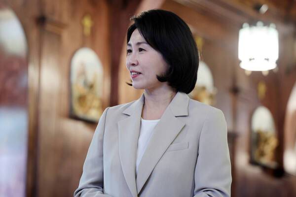 더불어민주당 이재명 대선 후보의 배우자 김혜경 여사가 지난달 27일 전남 고흥군 소록도 내 성당 안을 둘러보는 모습. 연합뉴스