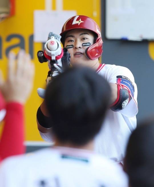 1회 시즌 7호 홈런을 친 SSG 고명준의 세리머니 / 사진=SSG 랜더스 제공