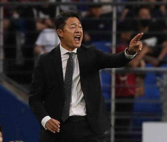 지시하는 이민성 감독. 사진[연합뉴스]