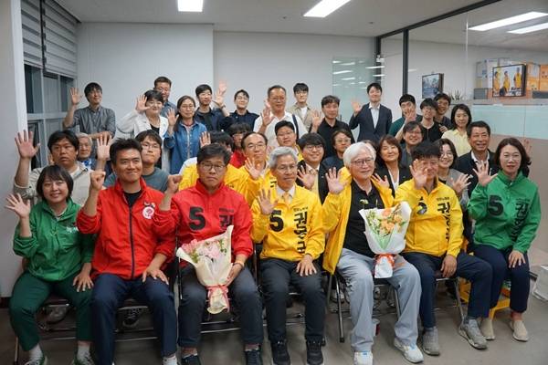 ▲ 3일 밤 서울 구로구 민주노동당 당사에서 권영국 후보와 선대위 구성원들 모습. 권 후보는 4일 기자회견에서