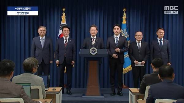 ▲ 왼쪽부터 이종석 국정원장 후보자, 김민석 국무총리 후보자, 이재명 대통령, 강훈식 비서실장, 위성락 안보실장, 황인권 경호처장. 사진=MBC 갈무리