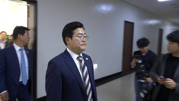 ▲박찬대 더불어민주당 원내대표가 4일 오후 법사위 법안소위에서 대법관 증원법을 단독처리하자 전체회의가 열리기 전에 정청래 법사위원장실에 들어갔다가 나오고 있다. 사진=미디어오늘 영상 갈무리