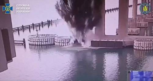 우크라이나 보안국(SBU)이 3일(현지시간) 사회관계망서비스(SNS) 엑스(X)에 공개한 크림대교 수중 폭파 장면.  SBU X 캡처