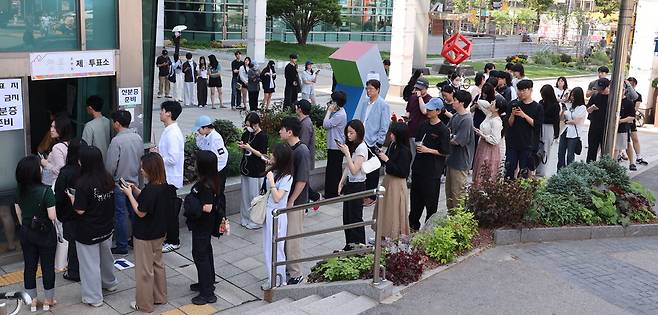 서울 관악구 봉천동 관악구의회에 마련된 청룡동 제5투표소에서 유권자들이 주어진 한 표를 행사하기 위해 줄을 서 차례를 기다리고 있다.  이승환 기자
