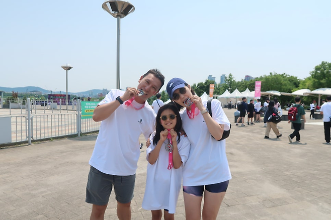 완주 메달을 받은 가족 참가자/사진=김지은 여행+ 기자