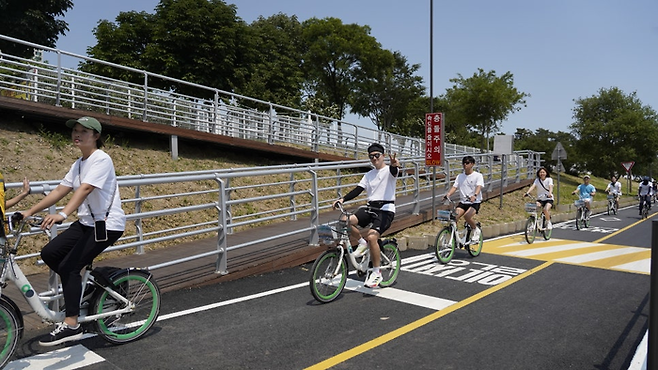 ​자전거 종목 참가자가 카메라를 향해 브이를 보내고 있다/사진=문서연 여행+ 기자